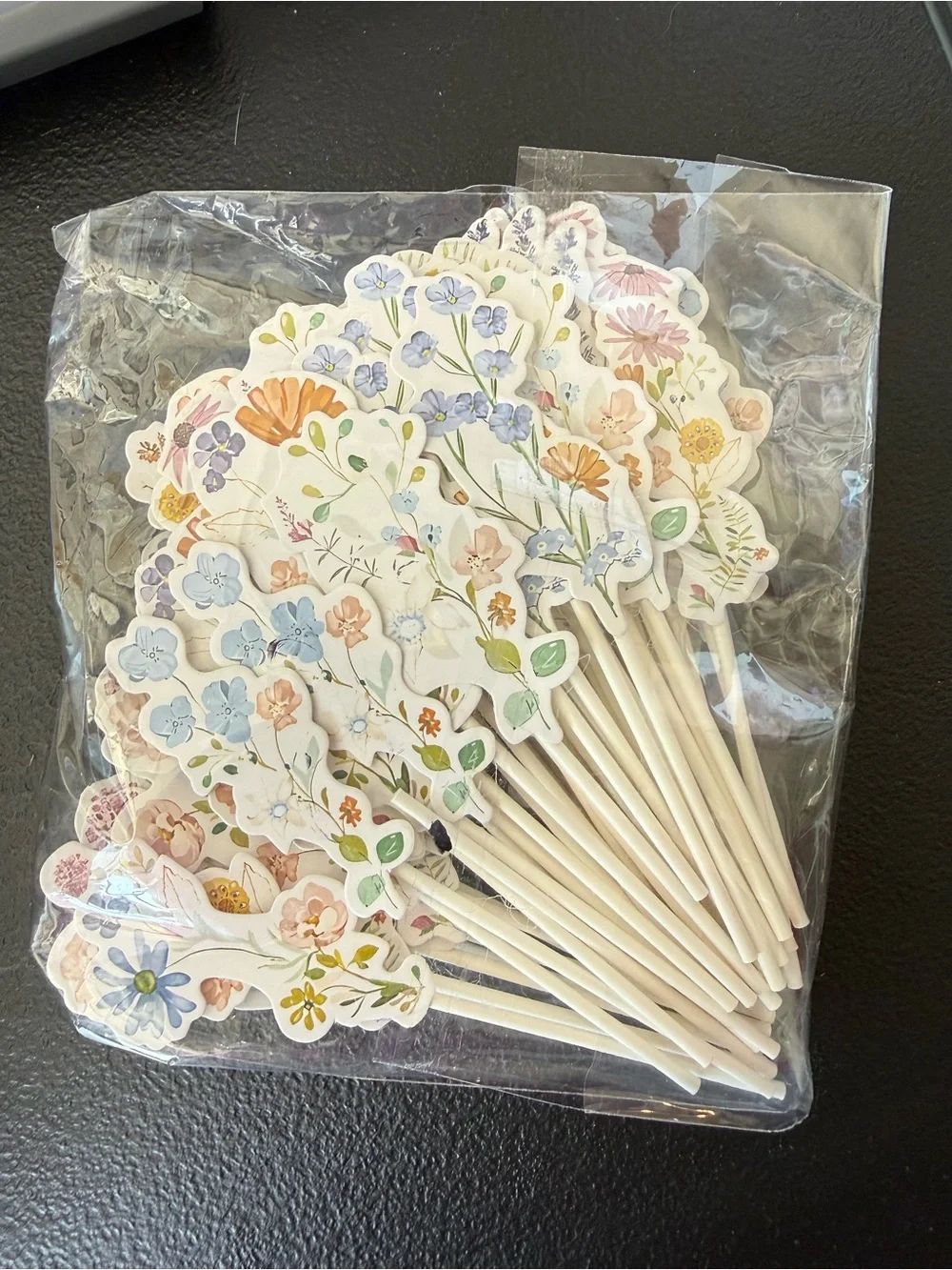 Bundle of New Party Favors 19 pcs Gold and Black w/baloons, table confetti +more